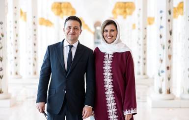 Гардероб Елены Зеленской в ОАЭ: костюмы сшил бренд SIX, а национальное платье дали в мечети
