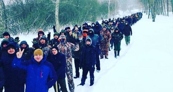 Бунт рыбаков: пройдя по льду, люди выдернули из Днепра забор