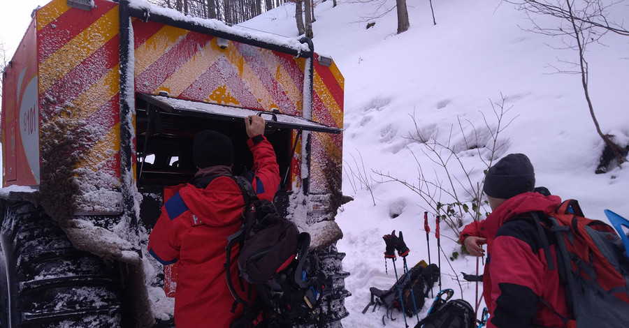 В Карпатах к поискам киевлянина подключили снегоболотоход, вертолет и 66 человек