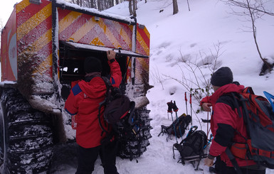 В Карпатах к поискам киевлянина подключили снегоболотоход, вертолет и 66 человек