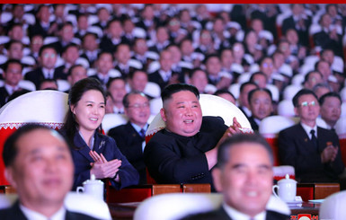Жена Ким Чен Ына впервые за год появилась на публике