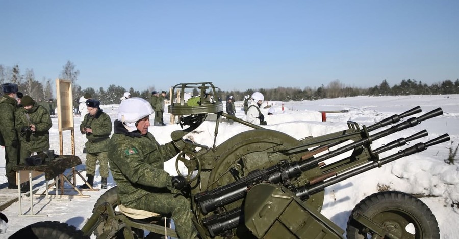 В Беларуси губернаторов научили защищаться с помощью автоматов и пулеметов