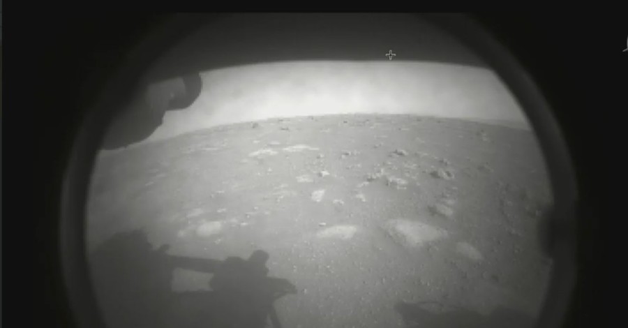 Приземлившийся на Марсе марсоход показал первые снимки с Красной планеты