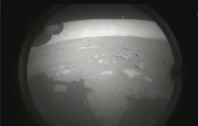 Приземлившийся на Марсе марсоход показал первые снимки с Красной планеты