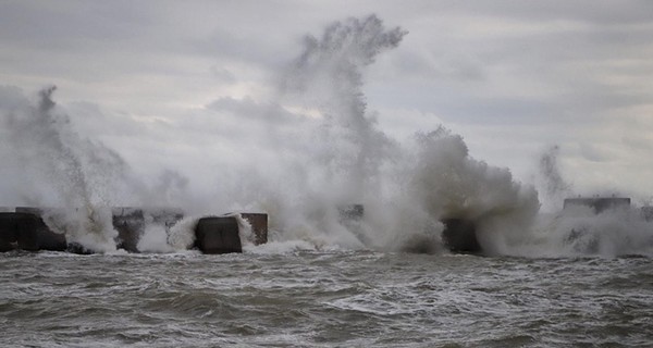 Синоптики предупредили о шторме и огромных волнах на Азовском море