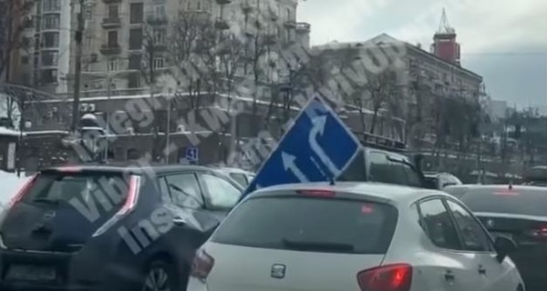 В Киеве напротив мэрии на машины свалился дорожный знак