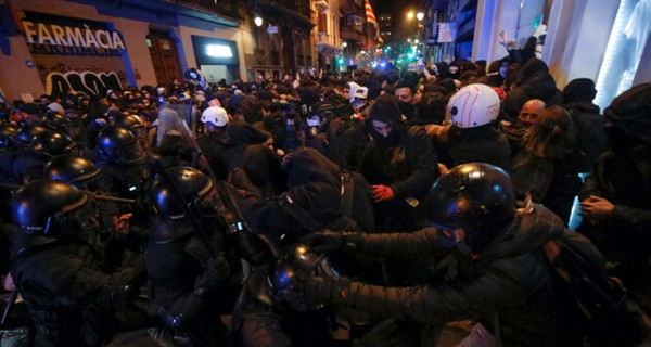 В Барселоне начались массовые беспорядки из-за приговора рэперу