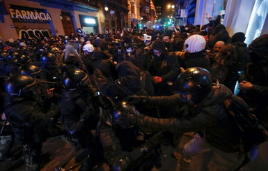 В Барселоне начались массовые беспорядки из-за приговора рэперу