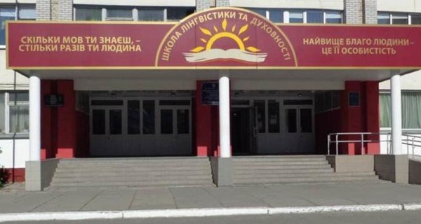 В Киевской области решили проучить школьника: на глазах у физрука ребенка раскачали и уронили на пол