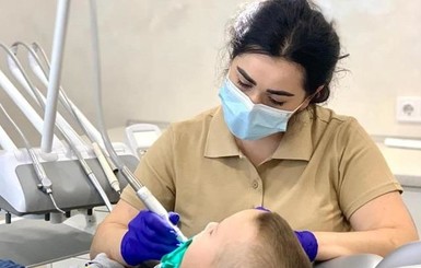 Стоматолога из Ровно, избивавшей детей, ограничили передвижение