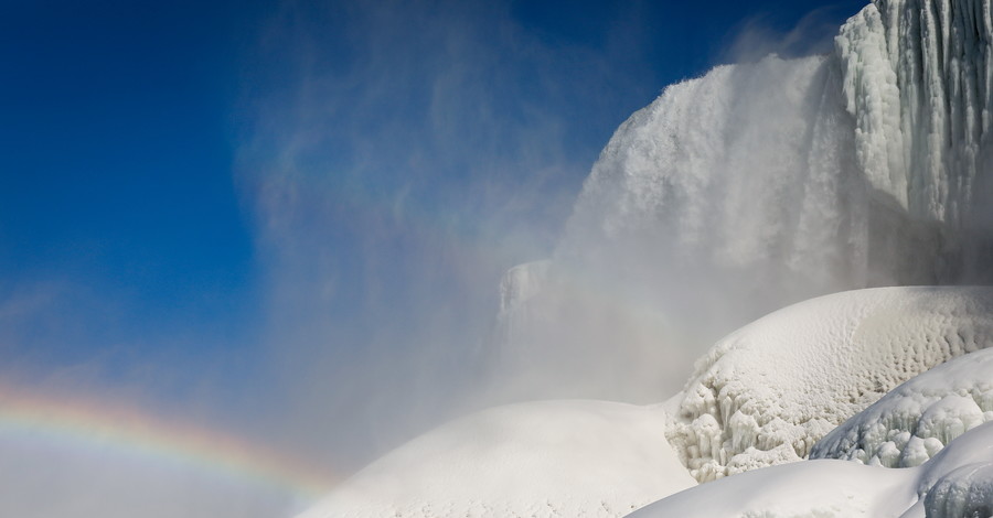 Окруженный льдом и снегом: Ниагарский водопад замерз