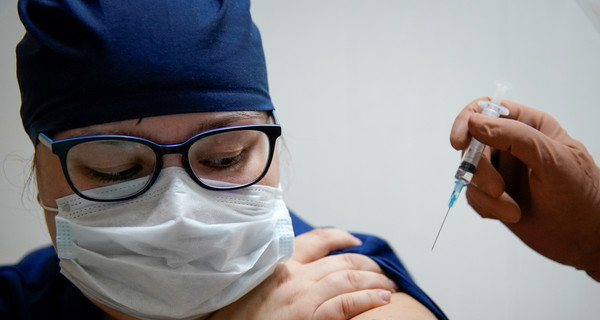 Минздрав: первая вакцина от коронавируса прибудет в Украину в ближайший час