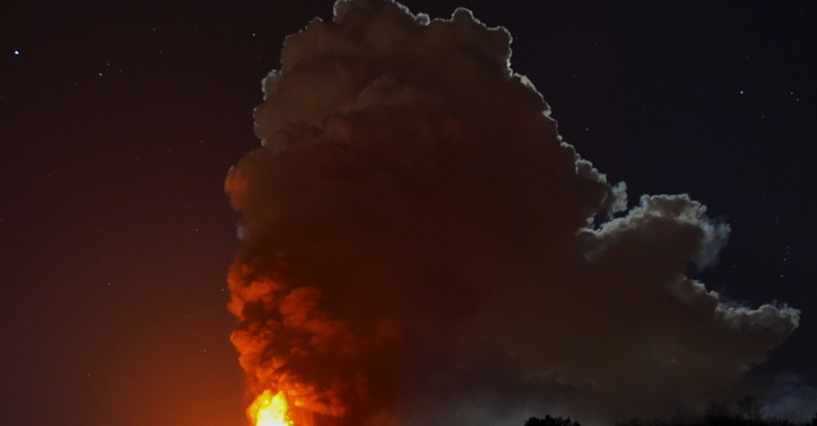 Облака дыма и пепла: на Сицилии вулкан Этна продолжает извергаться