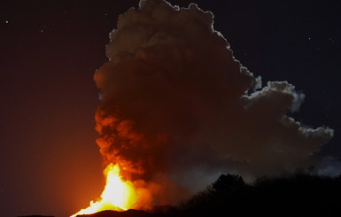 Облака дыма и пепла: на Сицилии вулкан Этна продолжает извергаться