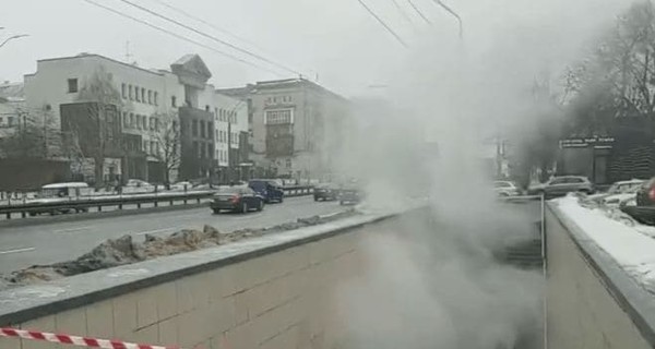 В центре Киева пешеходный переход затопило кипятком 
