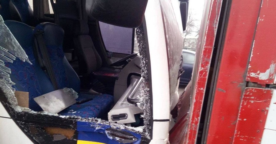 В Киеве автобус влетел в стоявший грузовик