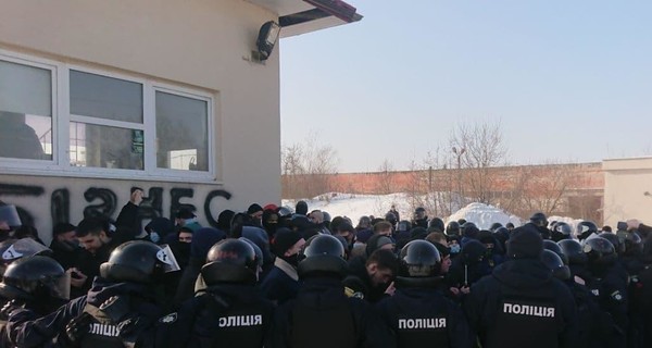 Во Львове протестовавшие националисты схлестнулись с правоохранителями: пострадали четверо полицейских