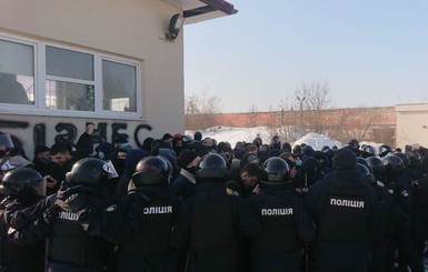 Во Львове протестовавшие националисты схлестнулись с правоохранителями: пострадали четверо полицейских