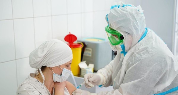 Первую прививку от коронавируса в Киевской области получила врач из Броваров