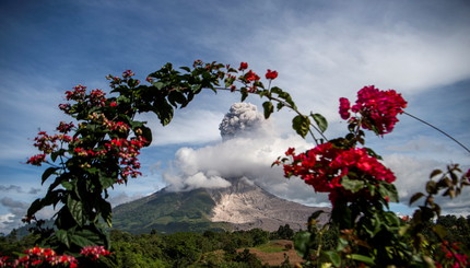 В Индонезии извергается вулкан Синабунг 