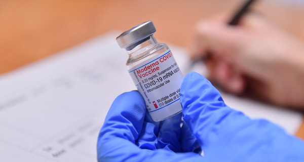 Южная Корея начала вакцинацию против COVID-19. Первыми стали дома престарелых