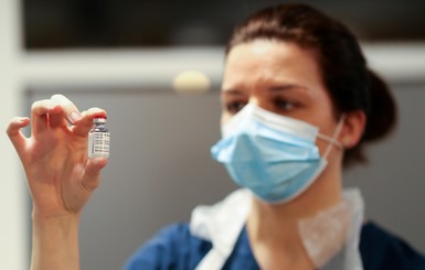 Вакцина уже в Украине. Почему медики не выстраиваются в очередь