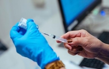 Прививки от коронавируса уже получили более 3 тысяч украинцев