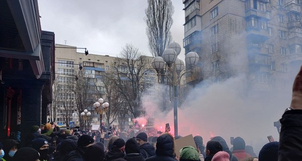 Протест в защиту Стерненко в Киеве: зажженные файера полетели в окна Офиса генпрокурора