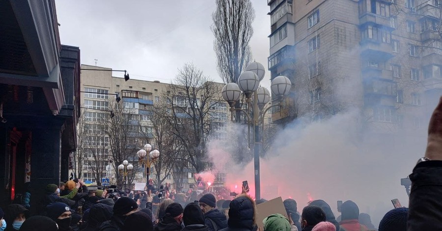 Протест в защиту Стерненко в Киеве: зажженные файера полетели в окна Офиса генпрокурора