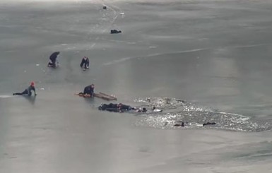 Патрульные из Днепра рассказали, как спасли четырех человек, которые провалились под лед