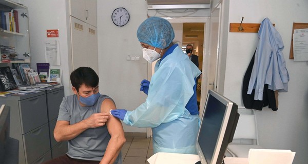 Президент Венгрии вакцинировался китайской прививкой от COVID-19 