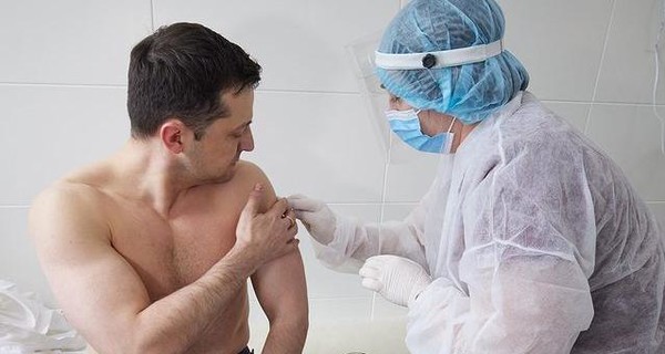 Зеленский вакцинировался от коронавируса в военном госпитале Северодонецка