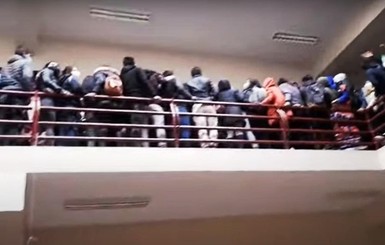 Массовое падение студентов с пятого этажа в университете Боливии: количество погибших увеличилось