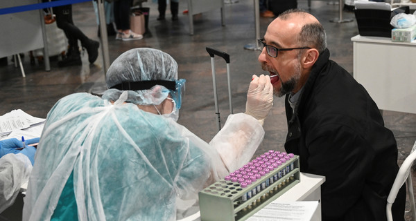 Медикам, задействованным в вакцинации людей от коронавируса, доплатят 