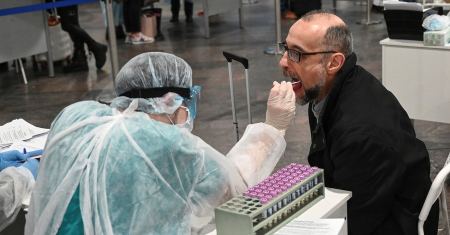 Медикам, задействованным в вакцинации людей от коронавируса, доплатят 