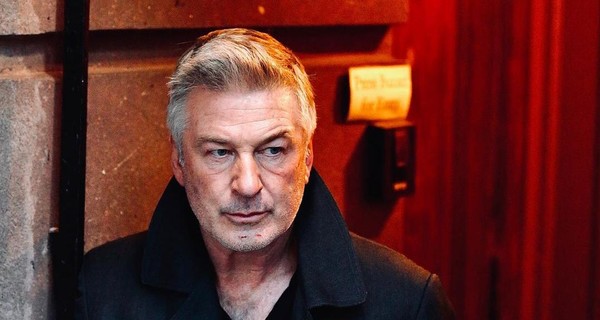 Алек Болдуин ушел из Твиттера из-за неудачной шутки про Джиллиан Андерсон