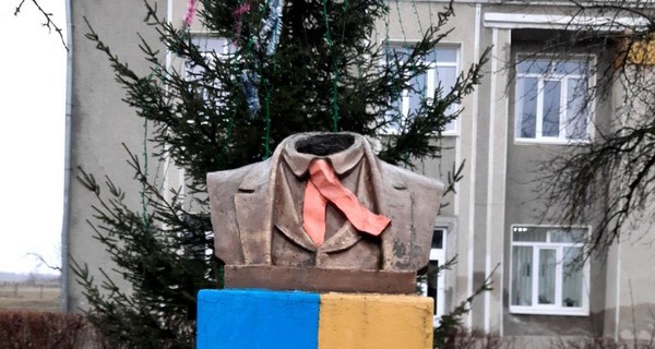 На Прикарпатье вандалы отрезали голову Тарасу Шевченко