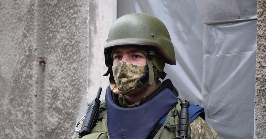 В Донбассе под обстрел попал украинский военный