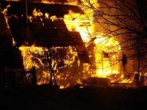 В центре Донецка бомжи спалили жилой дом 