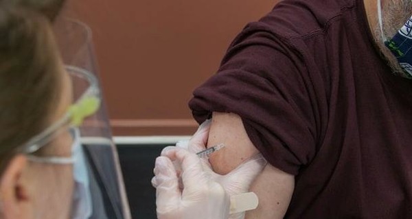 Минздрав опроверг фейк о том, что вакцина Covishield вызывает рассеянный склероз