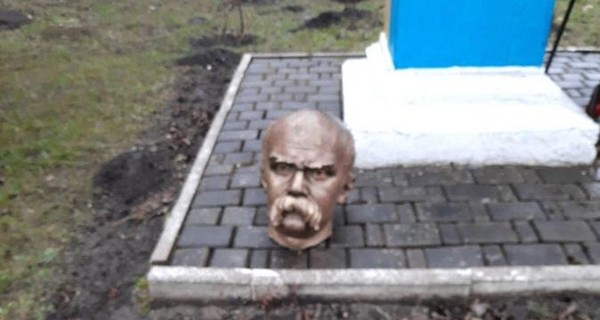 На Прикарпатье полиция нашла двоих хулиганов, которые отрезали голову памятнику Тарасу Шевченко