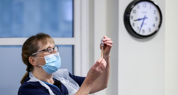 Прививки от коронавируса уже получили более 17 тысяч украинцев