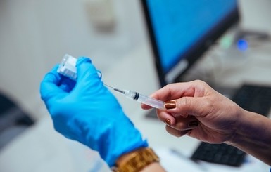 В Украине вакцинировали от коронавируса почти 18 тысяч человек