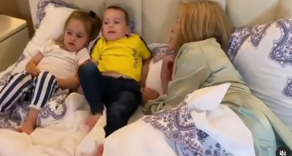 Любовь Успенская заинтриговала пользователей видео с маленькими детьми:  Лучшее завершение дня