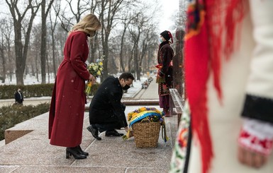 Владимир и Елена Зеленские оставили цветы у памятника Тарасу Шевченко