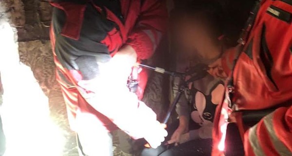 В Киеве на 8 Марта спасателям пришлось снимать с девушки ошейник 