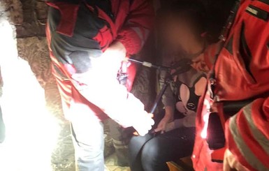 В Киеве на 8 Марта спасателям пришлось снимать с девушки ошейник 