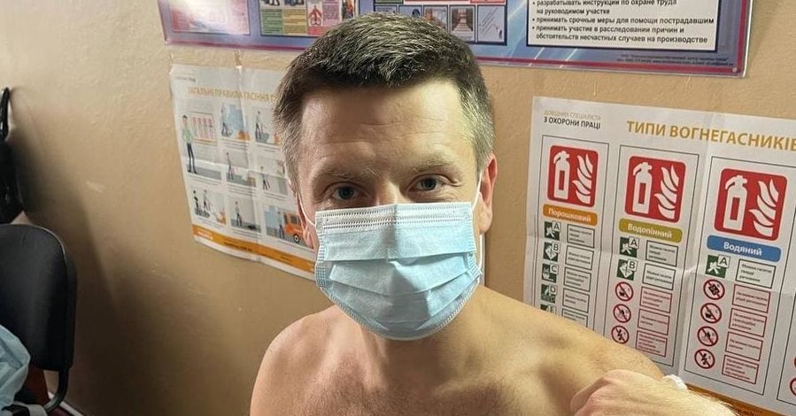 Депутат Гончаренко вне очереди вакцинировался от коронавируса, оголив торс, как Зеленский