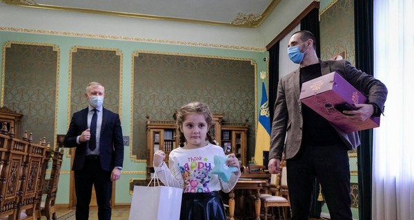 Девочка из Черновцов, которую не поздравили в детсаду с 8 Марта, получила подарок от Зеленского