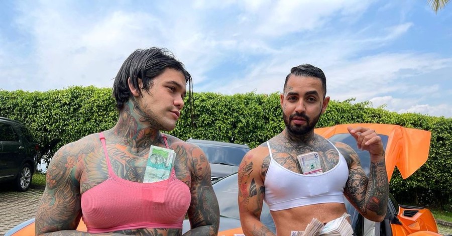 В Колумбии блогер сделал себе силиконовую грудь. А через неделю удалил ее